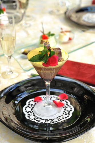 a drink on a black plate on a table at Hotel Bonconte in Urbino