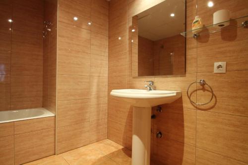 a bathroom with a sink and a shower at Pont de Toneta 5,2 Ransol, Zona Grandvalira in Ransol