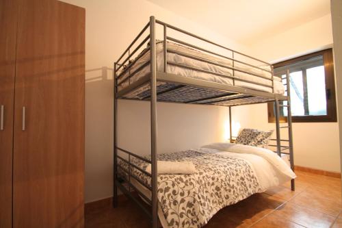 a bedroom with two bunk beds and a bed at Pont de Toneta 6,2 Ransol, Zona Grandvalira in Ransol