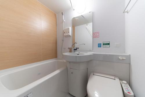 福岡市にあるWashington R&B Hotel Hakata Ekimae 2のバスルーム(洗面台、トイレ、バスタブ付)