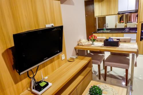 Η κουζίνα ή μικρή κουζίνα στο Warm Interior 3BR Apartment H Residence near MT Haryono and Cawang By Travelio