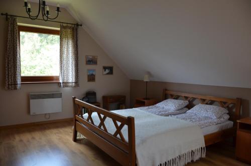 a bedroom with two beds and a window at Dom Na Pstrążnicy in Kudowa-Zdrój