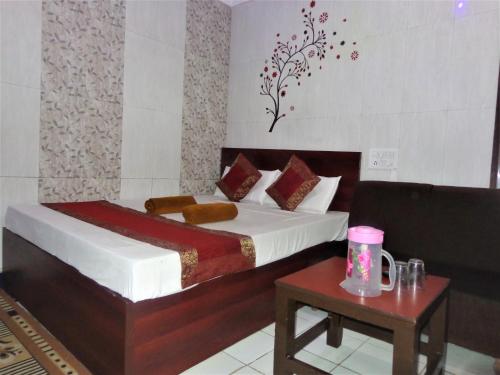 Katil atau katil-katil dalam bilik di Luxmi Hotel