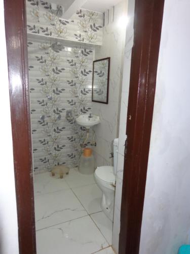 Bilik mandi di Luxmi Hotel