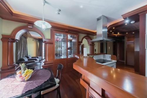 cocina y sala de estar con barra y mesa en Apartments Coral, en Kotor