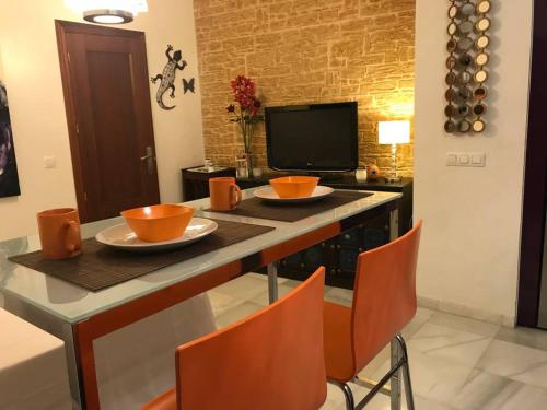 una cocina con una mesa con dos tazones. en Bonito Loft D. Pedro Life, en Sevilla