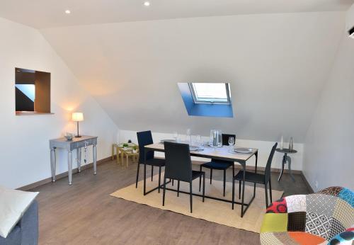 une salle à manger avec une table et des chaises dans l'établissement Le Perchoir - 4 Personnes, à Brive-la-Gaillarde