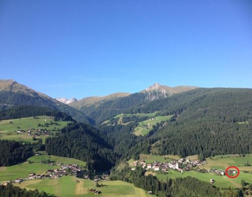 a small village in a valley with mountains in the background at Gästehaus Lanzinger in Liesing