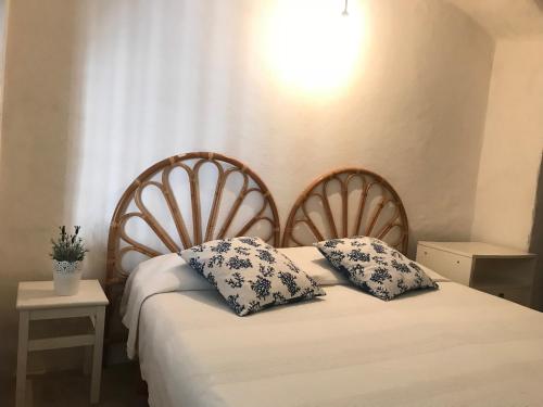 ポンツァにあるCupido - Immobilevanteのベッドルーム1室(ベッド2台、青と白の枕付)