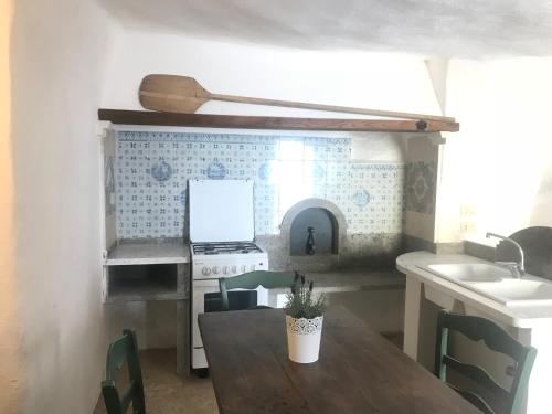 ポンツァにあるCupido - Immobilevanteの小さなキッチン(木製テーブル、コンロ付)