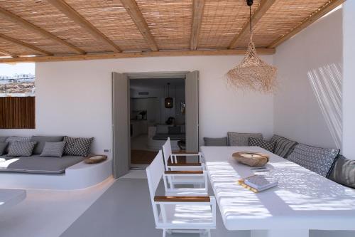 salon ze stołem i kanapą w obiekcie Potami Home by Rocks Estates w mieście Nausa