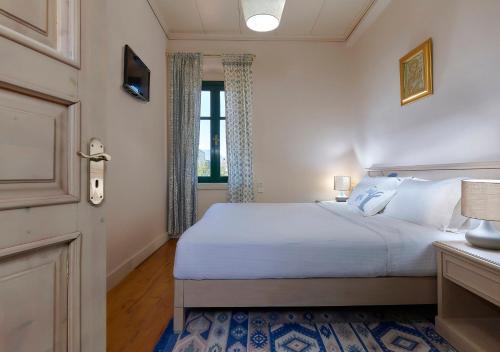 Ένα ή περισσότερα κρεβάτια σε δωμάτιο στο Castello Villa Daphnes - Private Pool & Whirlpool