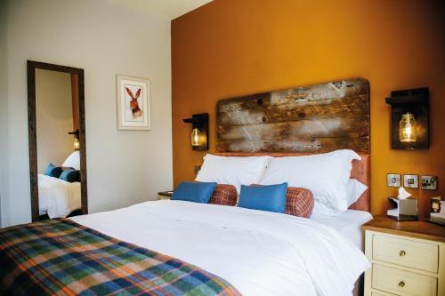 Кровать или кровати в номере The Crown Inn Pooley Bridge