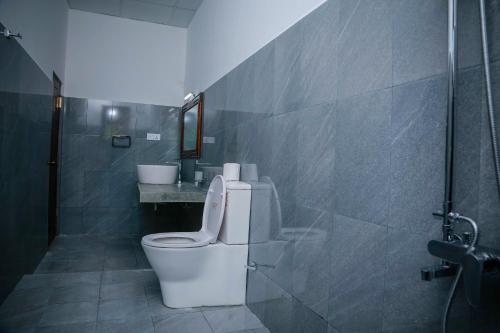 埃拉的住宿－埃拉格蘭德城市酒店，一间带卫生间和水槽的浴室