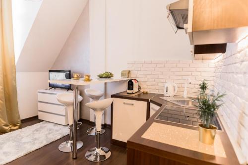Kuchyňa alebo kuchynka v ubytovaní GoldenEye Apartment Center