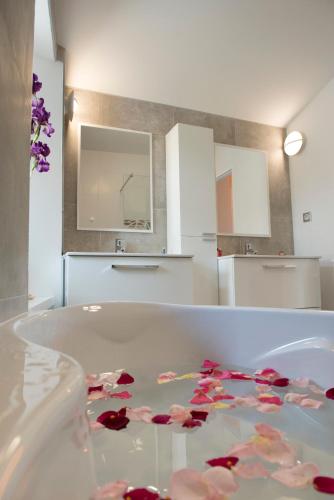 a kitchen with a tub with flowers in it at Occitanie Aquitaine gîte 5 pers -SPA privé-CLIM- Draps, vélos inclus - Equipé pour bébé in Soturac