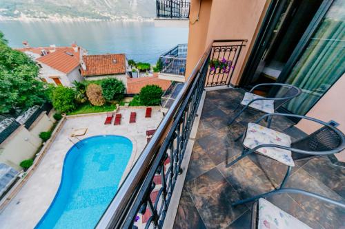 balcón con vistas a la piscina en Apartments Coral en Kotor