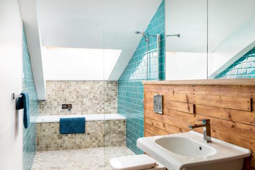 A bathroom at Amazing beach apartment