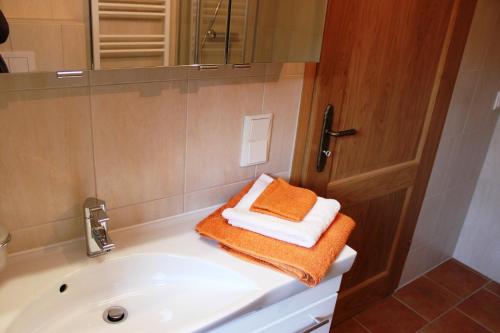 a bathroom with a bath tub with two towels at Haus der Berge in Braunlage