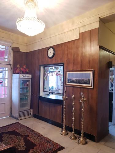 TV a/nebo společenská místnost v ubytování YMCA Tourist Hostel Shimla