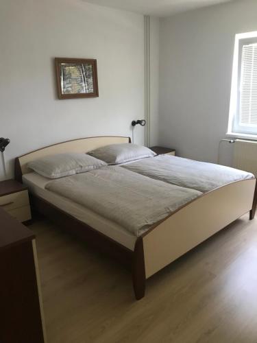 1 dormitorio con 1 cama grande en una habitación en Jelovska cesta 13 en Bled