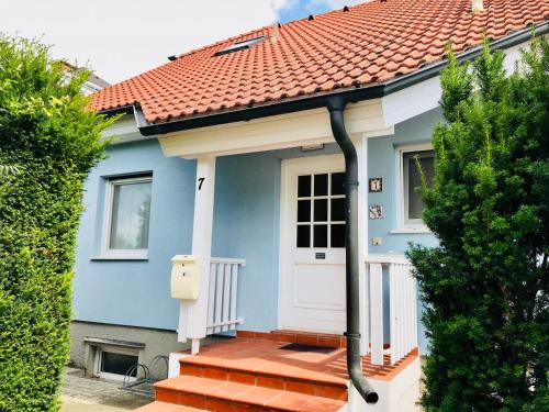 ポダースドルフ・アム・ゼーにあるHaus Gerda und Anitaの赤屋根の青い家