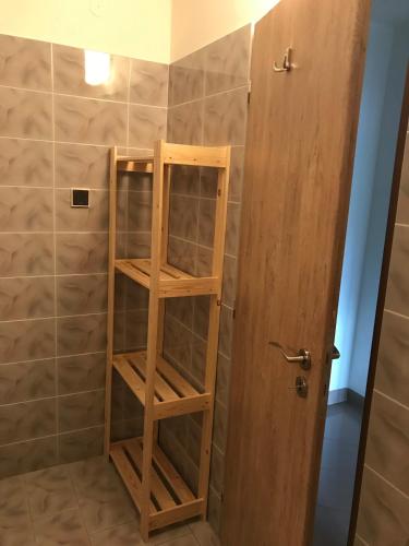a wooden shelf in a shower next to a door at Ubytování U Valašských ponožek in Hovězí