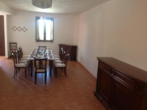 Villa Tiberio في San Mauro Castelverde: غرفة طعام مع طاولة وكراسي طويلة
