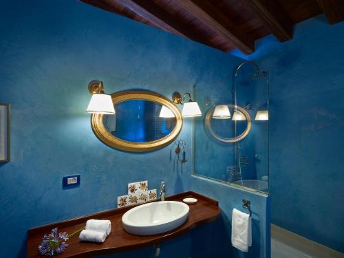 a blue bathroom with a sink and a mirror at Haciendas del Valle - Las Kentias in Valle de Guerra