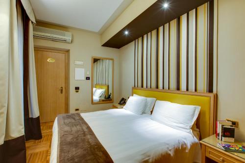 a bedroom with a large bed with white sheets at Solo Experience Hotel in Florence