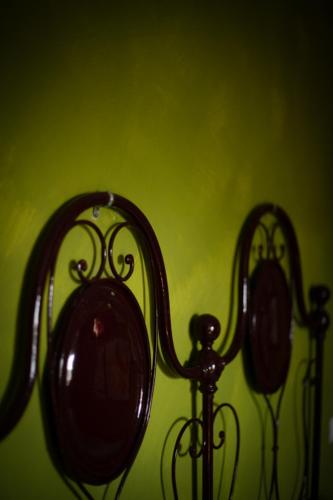 two mirrors are next to a green wall at La Canonica Di Nusenna in Gaiole in Chianti