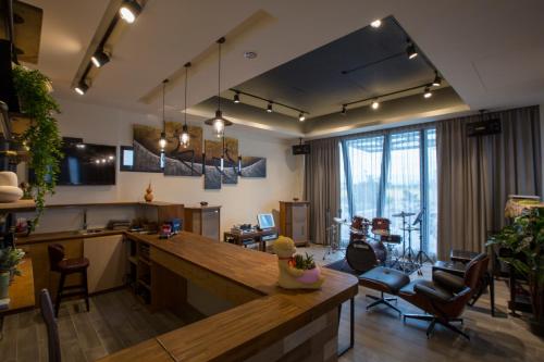 a kitchen and living room with a counter and chairs at 河沿悅舍ZW朋友同學聚會推薦l獎勵旅遊宜蘭包棟l家庭親子民宿l烤肉麻將浴缸戲水池 in Zhuangwei