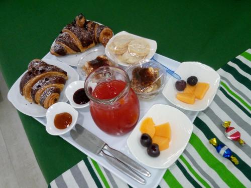 bandeja de comida con bollería y fruta en una mesa en RESIDENZA BURMARIA Free Parking, en Tropea
