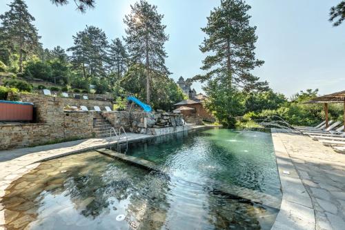 una piscina al aire libre con un tobogán de agua en Valentina Castle en Ognyanovo