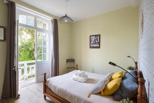 1 dormitorio con cama y ventana en Le Safran by Cocoonr, en Dinard