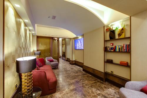 a living room with a red couch and a tv at Solo Experience Hotel in Florence