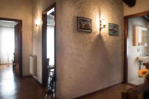 a room with a hallway with a wall with a mirror at La Campagnola - Casa Vacanze in Torri di Quartesolo
