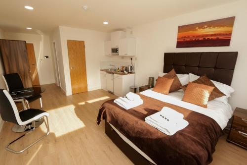 1 dormitorio con 1 cama grande y 2 toallas. en Trafalgar House, en Stoke on Trent