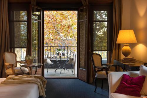 a hotel room with a bed and a view of a patio at Primero Primera in Barcelona