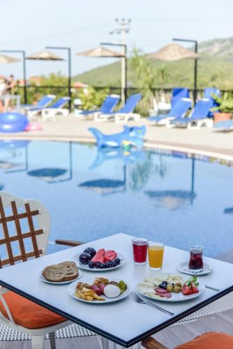 Swimmingpoolen hos eller tæt på Seyir Village Hotel