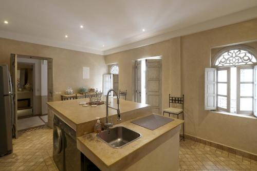 Kitchen o kitchenette sa Medina Dream Riad Exclusive Rental