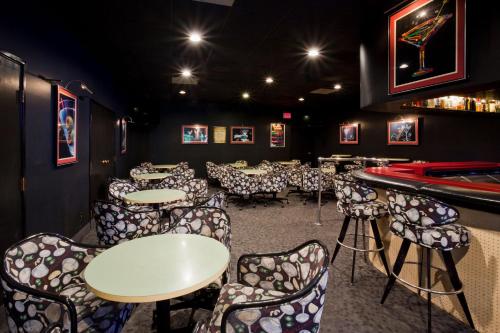 a bar with tables and chairs in a restaurant at Carrollton Hotel in Carroll