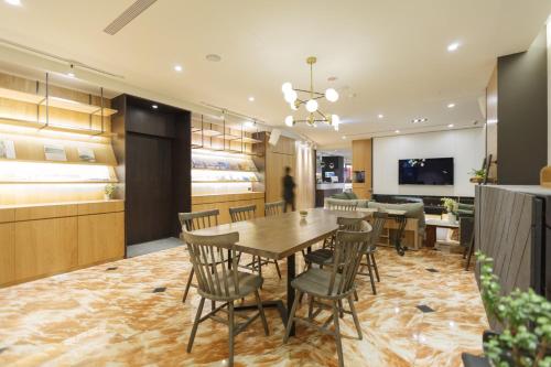 a conference room with a wooden table and chairs at Hub Hotel Zhongli in Zhongli