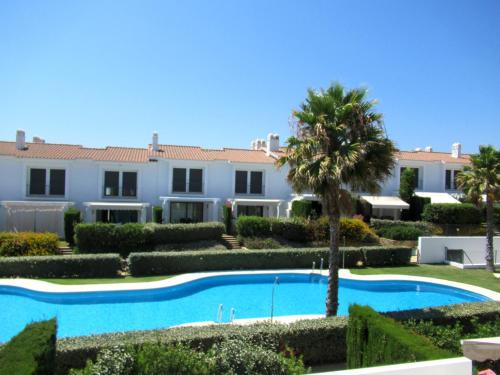 une villa avec une piscine et un palmier dans l'établissement Single room in private house el rompido, à El Rompido