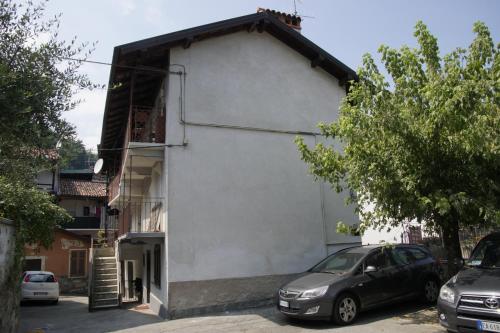 ein weißes Gebäude mit einem davor geparkt in der Unterkunft Appartamento Cristina in Stresa