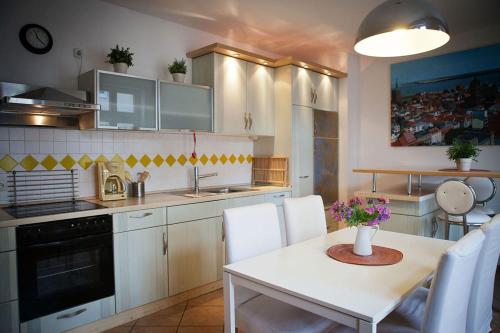 a kitchen with a table and a dining room at Ferienwohnungen und Ferienhäuser Gohr in Stralsund