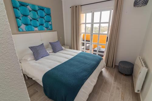 サンタ・ウルスラにあるTerraza vista océano La Quintaのベッドルーム1室(ベッド1台、大きな窓付)