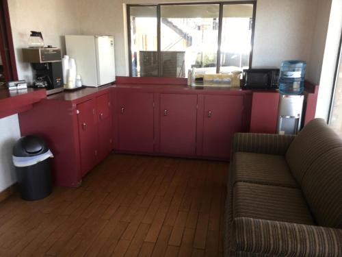 Η κουζίνα ή μικρή κουζίνα στο Executive Inn Odessa