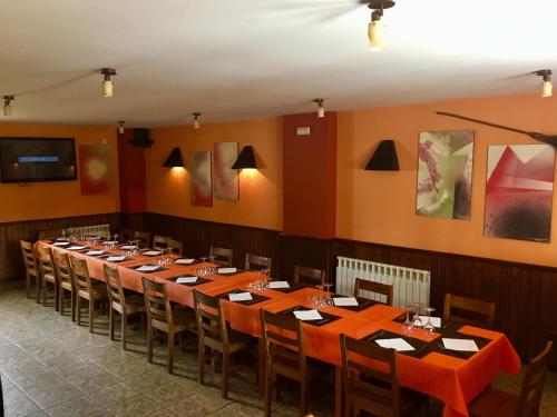Casa Francho في Laspaúles: غرفة طعام مع طاولات وكراسي طويلة