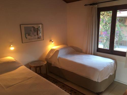カルカンにあるClub Patara Villas 222のベッド2台と窓のある寝室